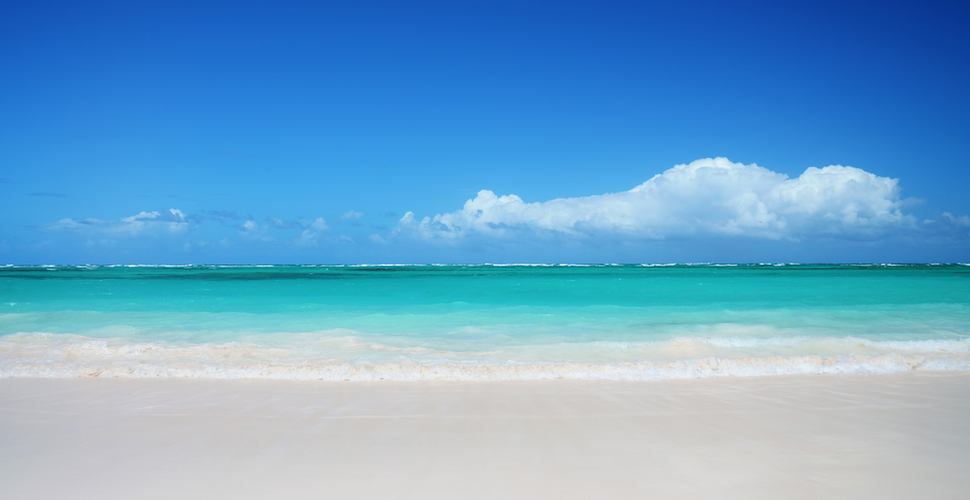 Endless blue horizon on a Fiji beach