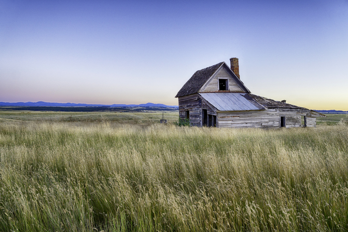 An abandoned house in the South Dakota grasslands